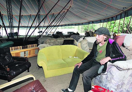 Olli Jalkanen odottelee talkooväkeä, joka kuskaisi sohvat ja muut istuimet pois teltan purkajien tieltä. Entinen Sirkus Finlandian teltta oli yksi Qstockin neljästä esiintymislavasta.