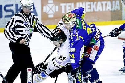 Kärppien Joonas Kemppainen vääntää Lukon kultakypärän Kris Beechin kanssa.