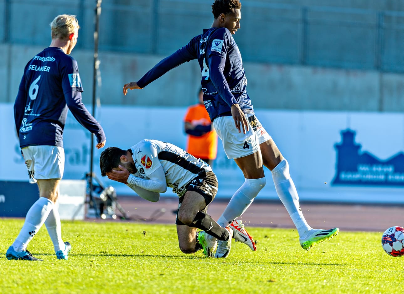AC Oulun Hamed Dramé (oik.) pelasi hyvän ottelun AC Oulun topparina.