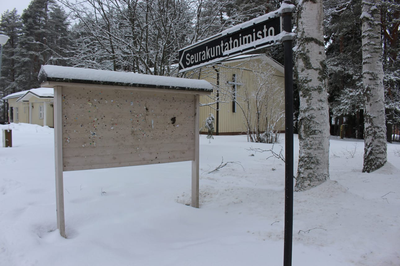 Siikalatvan seurakunnan taloushallintoa hoidetaan Pulkkilassa seurakuntatalon yhteydessä olevasta taloustoimistosta käsin.