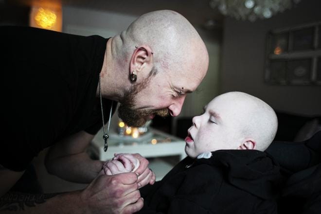 Vaikka Matiaksella olisi silmät kiinni, Mika Ahonen ottaa poikansa viereen tai syliin polviensa varaan, puhuu hiljaisella äänellä ja hakee katsetta. Matiaksella on jaksoja, jolloin häntä väsyttää kovin ja hereillä olohetkiä saa vain toivoa. KUVA: Eriika Ahopelto