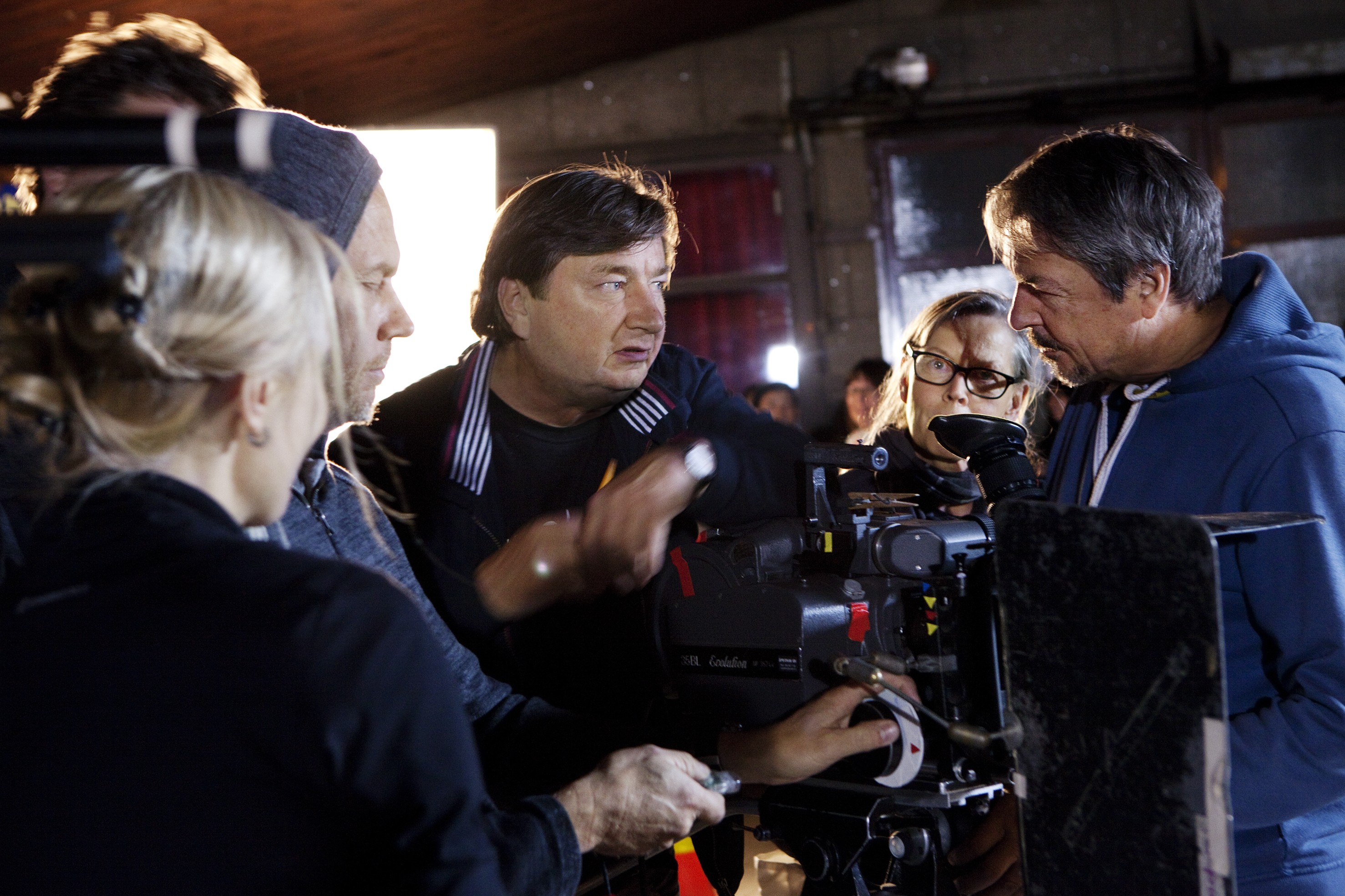 Aki Kaurismäki (keskellä) Toivon tuolla puolen -elokuvan kuvauksissa. Kuvassa ovat myös kamera-assistentit Anne Vahlsten ja Mika Ailasmäki, kuvaussihteeri Malla Hukkanen ja kuvaaja Timo Salminen.