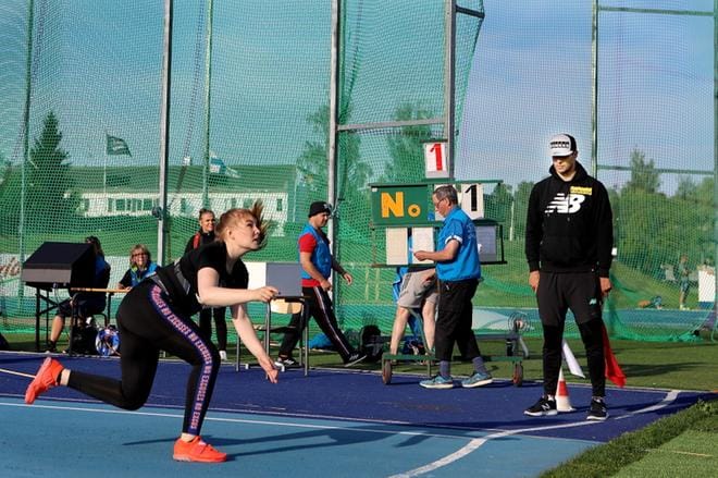 Suomen Urheiluliiton Tähtikisasarja alkoi keskiviikkona Seinäjoella. Edelleen polveaan kuntouttava Tero Pitkämäki seurasi lippumiehen roolissa, kun vastikään 17-vuotiaiden Suomen ennätyksen heittänyt Anni-Linnea Alanen avasi kilpailunsa 53-metrisellä. KUVAT: HEIKKI HAKANEN