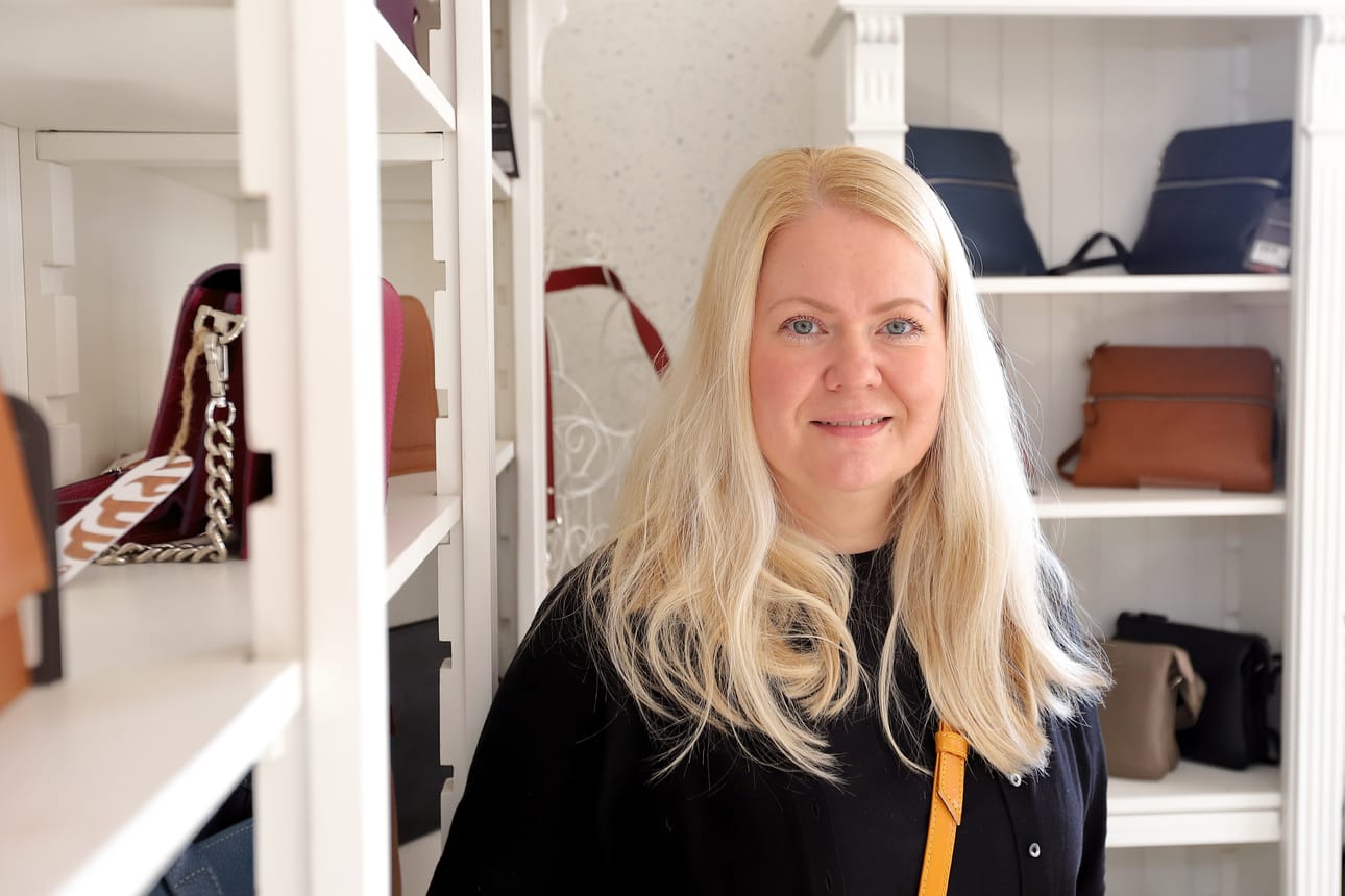 -Innostun aina, kun tulee laukkulähetys Kreikasta ja pääsen avaamaan laatikot ja nostelemaan uudet nahkalaukut esille, sanoo Marja-Kaisa Linna.