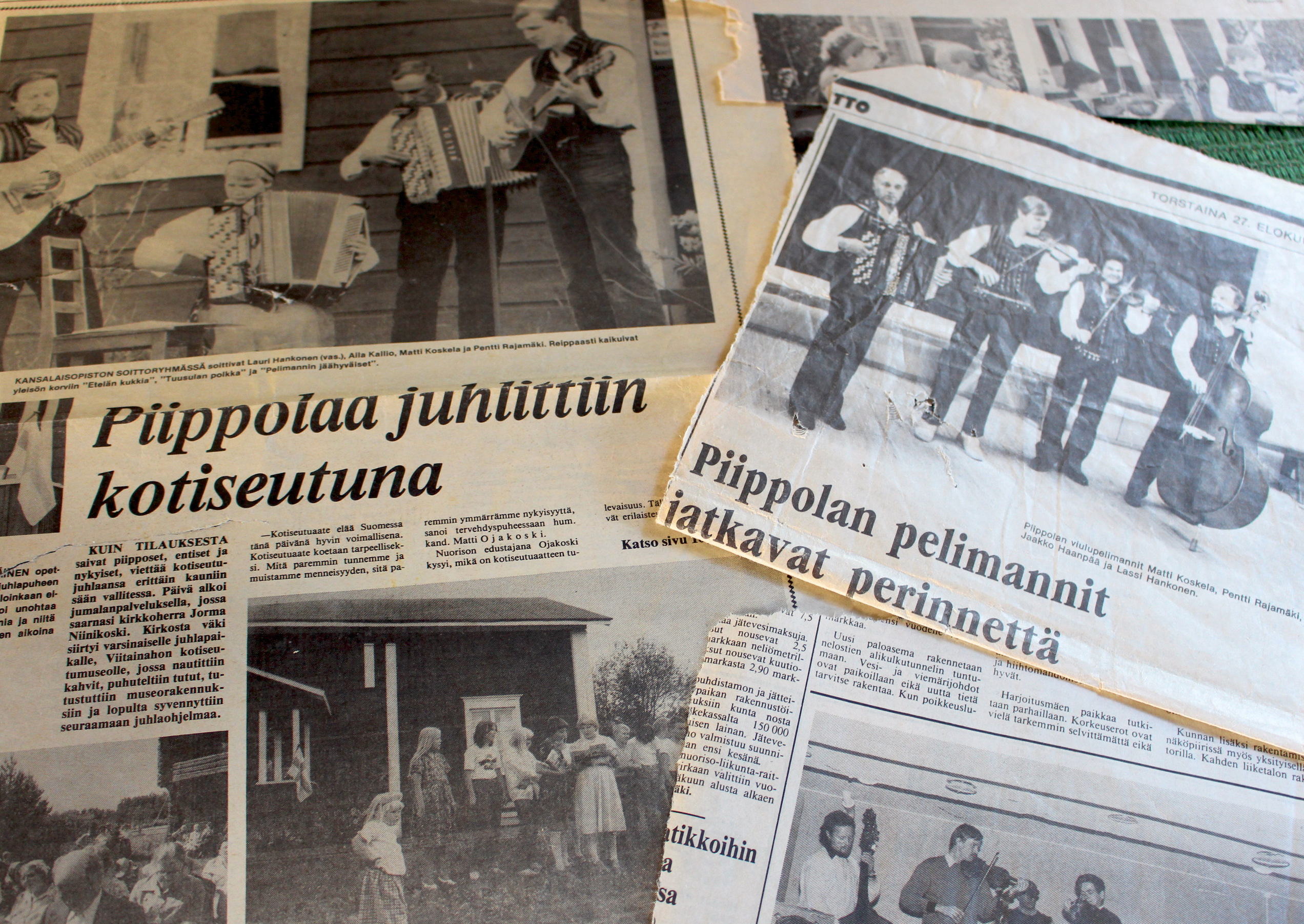 Piippolan pelimannit alkuperäisessä kokoonpanossa esiintymässä Piippola-päivien aikaan museolla: Lassi Hankonen, Pentti Rajamäki, Jaakko Haanpää ja Matti Koskela.