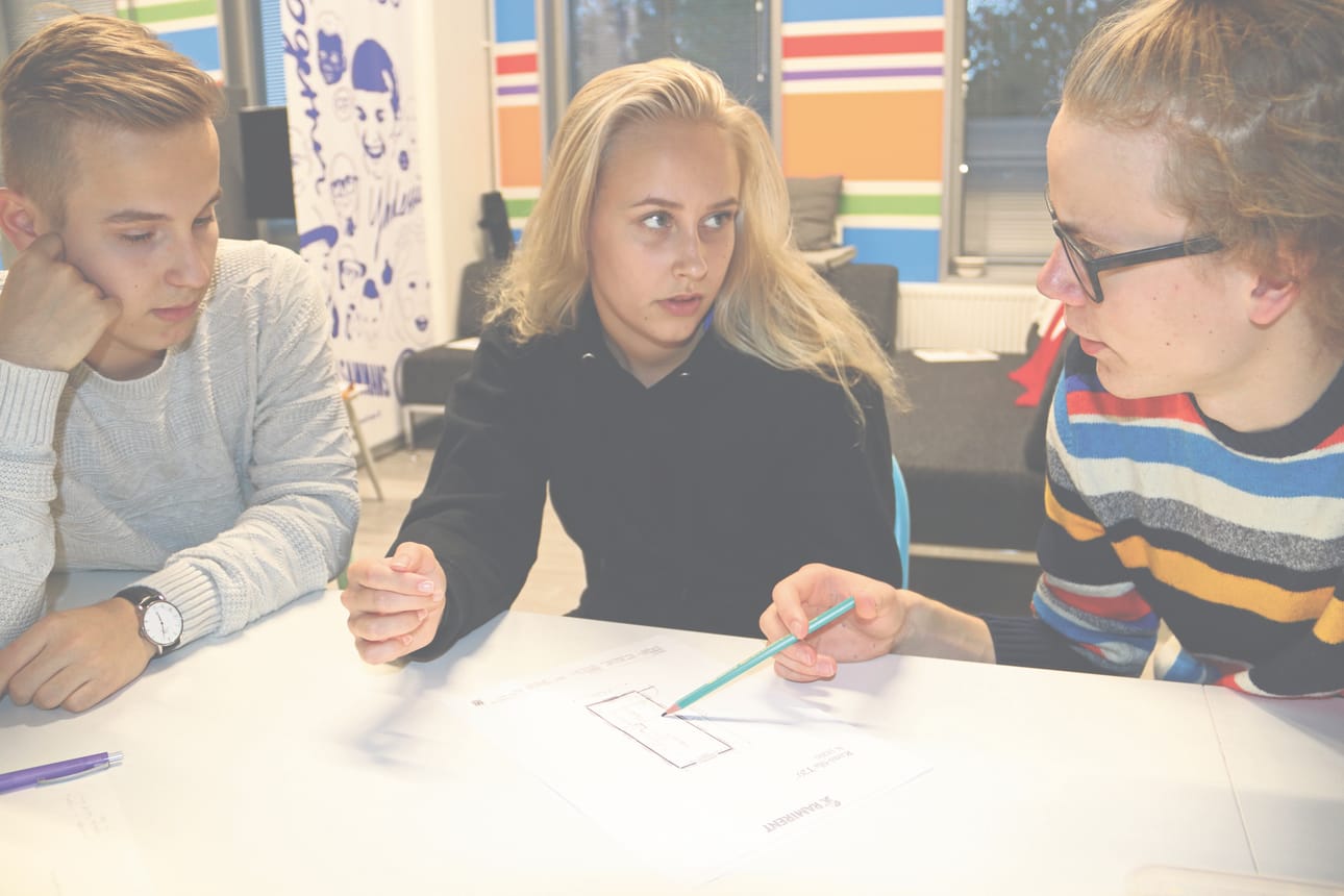 Santtu Nissinen, Nelli Siira ja Juuso Maalismaa suunnittelivat 6,5 x 2,5 metrin kokoisen kontin pohjapiirrosta. Konttiin on tarkoitus rakentaa pop up -tyyppinen pakohuone, jolla torjutaan turvapaikanhakijoihin liittyvää vihapuhetta.