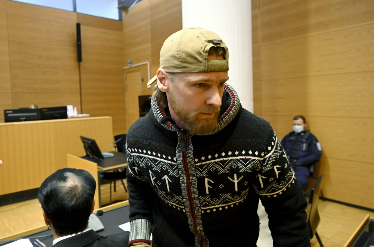 Syyttäjä vaatii Voislav Tordenille elinkautista. Torden kuvattuna joulukuussa 2023 Helsingin käräjäoikeudessa. LEHTIKUVA / Markku Ulander