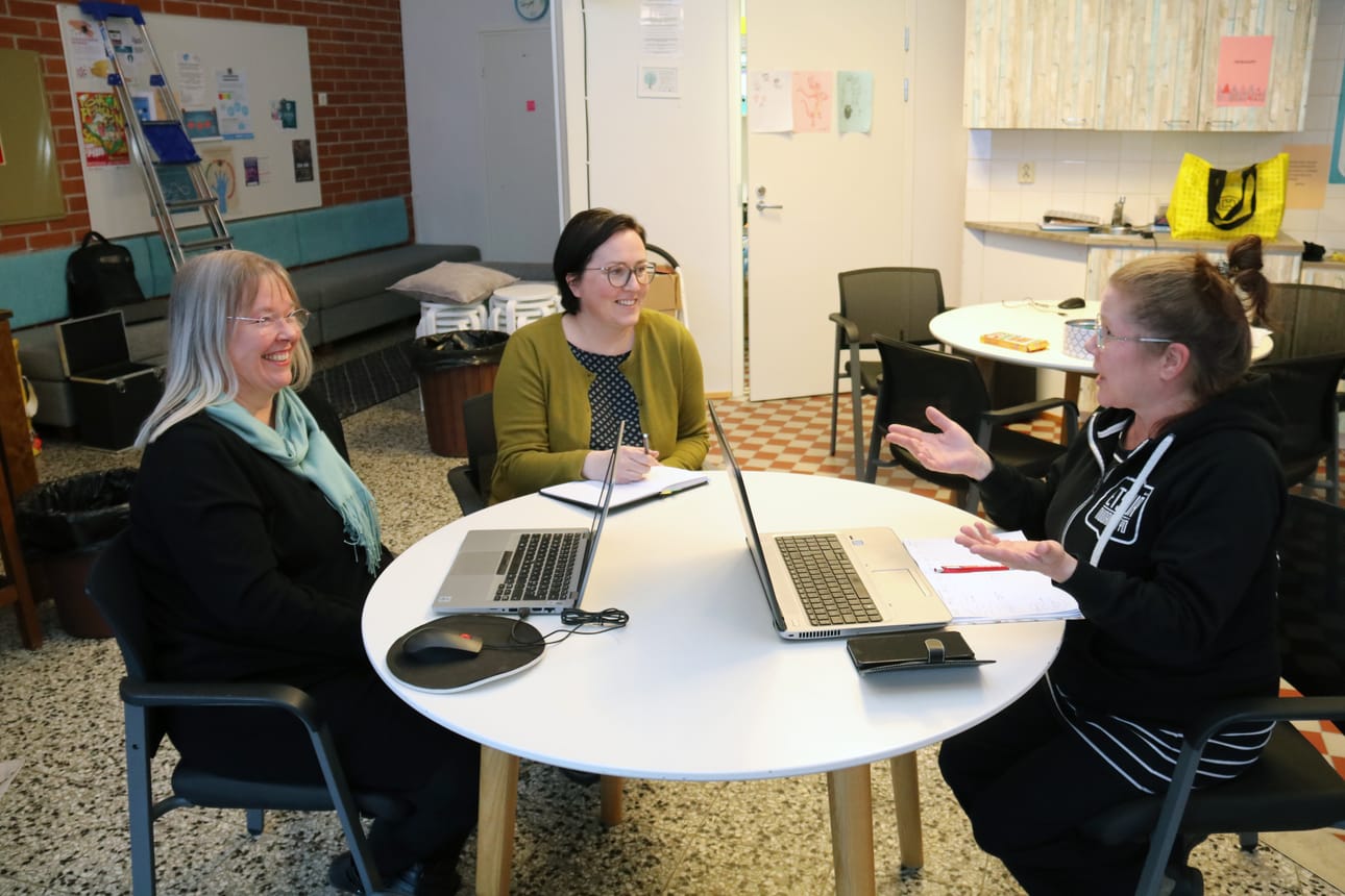 Päivi Paavola, Jonna Heikkilä ja Margit Kontola keskustelivat nuorten hyvinvoinnista nuorisotila Saumassa muutama viikko sitten. Anna-Maija Kuusela osallistui juttutuokioon puhelimitse.