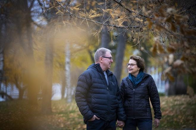 Heikki ja Tuulikki Syrjälä saivat parisuhteensa kuntoon, vaikka olivat jo lähellä eroamista. He tietävät, mitkä ovat parisuhteiden sudenkuopat. –Panostetaan lapsiin, heidän harrastuksiinsa ja tehdään uraa. Yhteistä aikaa on liian vähän, eikä väsyneinä jakseta puhua. Sitten katoaa tunneyhteys. KUVA: Jarno Pellinen