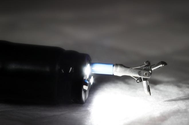 Koepalat saksitaan biopsiapihdeillä, ohuen ja taipuisan varren päässä olevilla pikkuruisilla, saksimaisesti leikkaavilla lusikoilla. Kuva: Kaleva/Jukka Leinonen