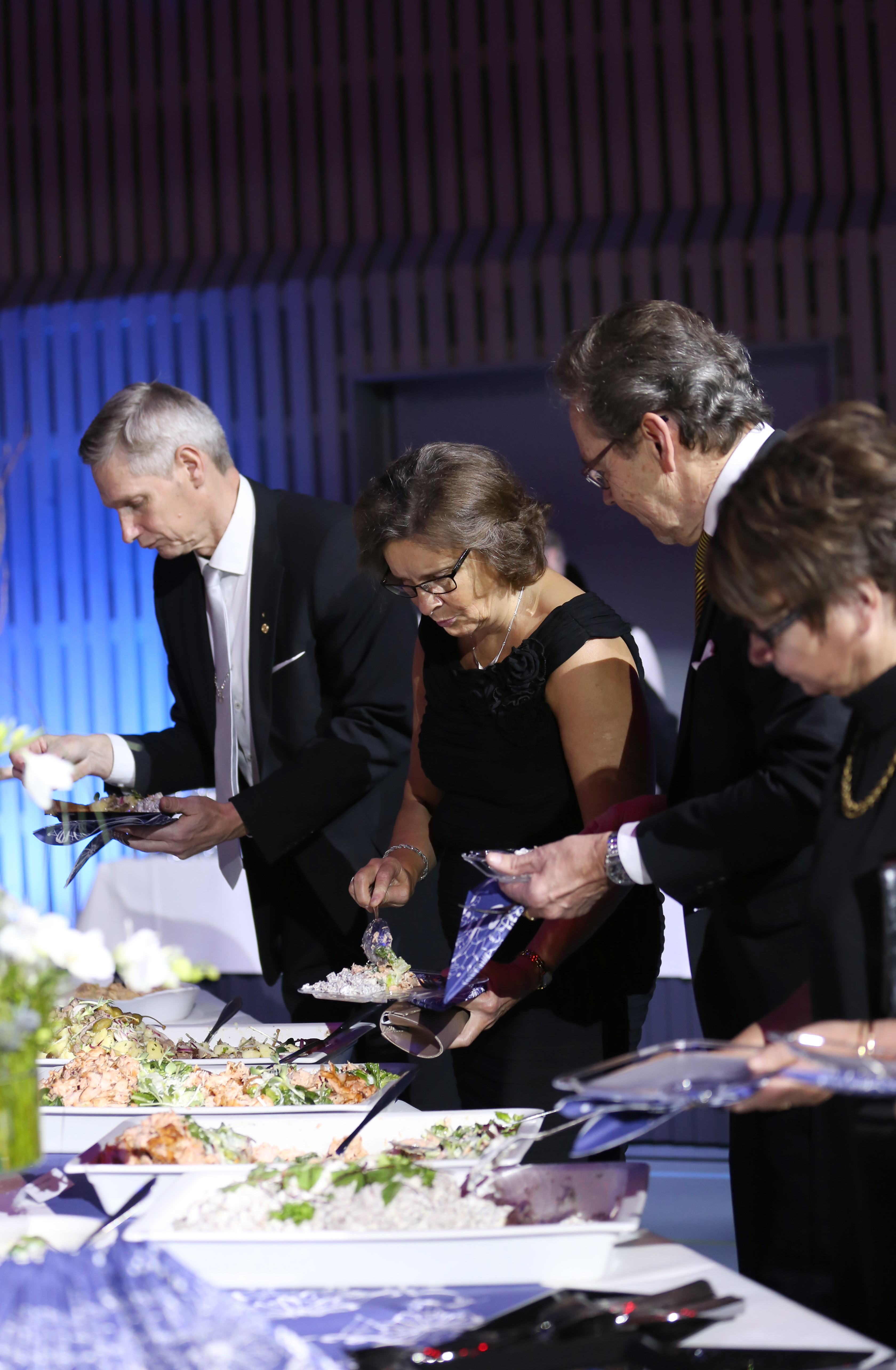 Buffetissa oli tarjolla monia herkkuja.