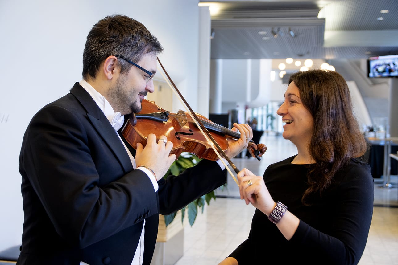 Sandra Marcelletti ja Emiliano Travasino järjestävät ruoka- ja musiikkifestivaalia Tyrnävälle. - Aiemmin en tiennytkään maamiehiäni olevan täällä näin paljon, kuusi vuotta Suomessa asunut viulisti nauraa.
