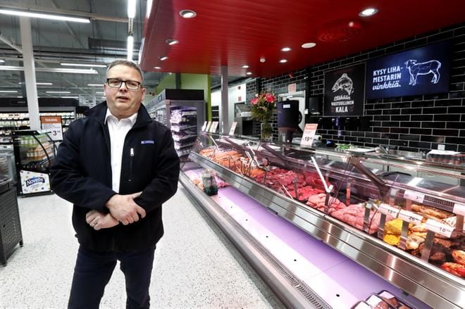 Uuden K-Supermarket Lapuan kauppias Jari Hahka seisoo kaksiosaisen lihatiskin vieressä. Valmiiksi pakatut tuotteet saavat paikkansa tiskin alaosasta. KUVAT: JOUKO HÄNNINEN