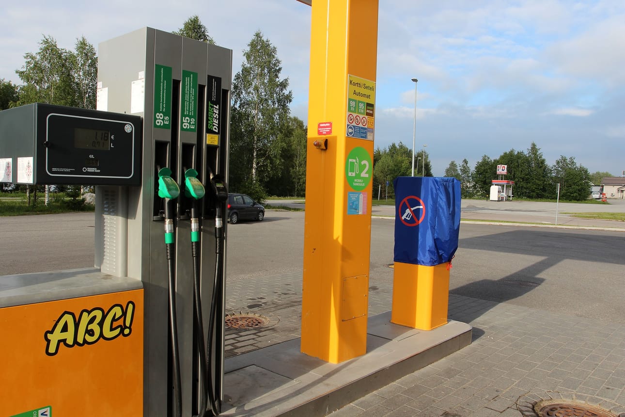 Sotkamon ABC:n polttoaineautomaatti oli suljettu ja huputettu tiistaina. Bensiini ja diesel olivat sekoittuneet säiliössä ja hajottaneet autoja. Huoltoasema pyritään avaamaan keskiviikkona.
