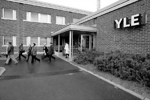 Työt jäivät seisomaan. Toimittaja Ari-Pekka Sirviö muistuttaa, että Yleisradion työntekijät ovat jo nyt joustaneet. Tieto mahdollisista irtisanomisista radiotoiminnassa eivät mieltä ylentäneet.