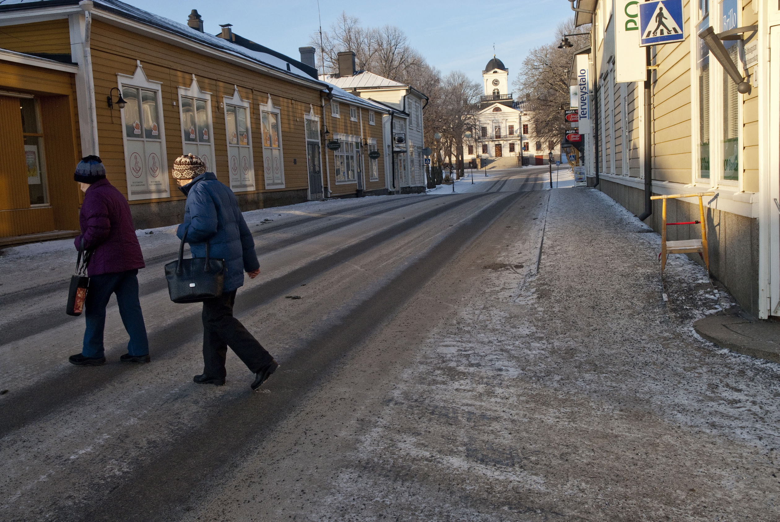 Kristiinankaupungissa on vaalittu puutalorakentamisen perinteitä. Keskustan rakennuskaava asettaa rajat uudisrakentamisen tyylille.