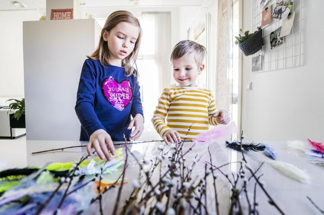 Esikoululainen Säde Mukari opastaa pikkuveli Eeli Mukaria, kuinka virpomisvitsoja tehdään. KUVA: KRISTA LUOMA