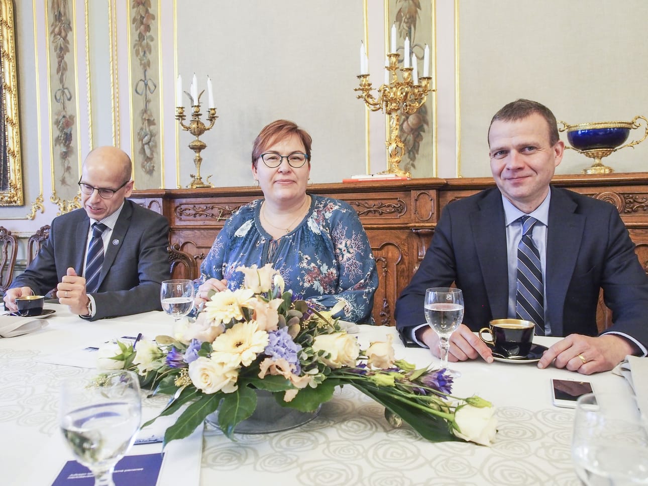 Paikallislehtien päätoimittajayhdistys oli valtionvarainministeriön vieraana viime viikolla. Kuvassa vasemmalta Martti Hetemäki, yhdistyksen puheenjohtaja Ella Nurmi ja valtiovarainministeri Petteri Orpo.