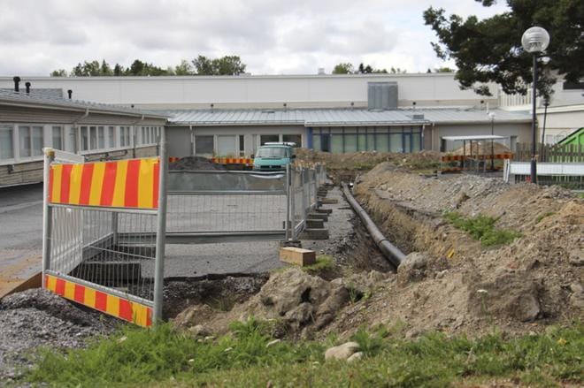 Mustasaaren keskuskoululla on tehty remonttia läpi kesän. Saneerauksien valmistuessa koulun toimintaa voidaan siirtää pois parakeista. KUVA: HENRI POHJALA