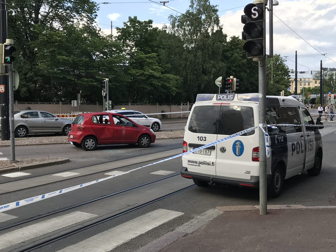 Ampuja laukaisi aseensa useita kertoja punaisesta autosta nousseita henkilöitä kohti. Kun epäilty oli ampunut autosta karkuun lähteneitä ihmisiä, hän palasi silminnäkijöiden mukaan ampumaan auton takapenkille jäänyttä henkilöä.