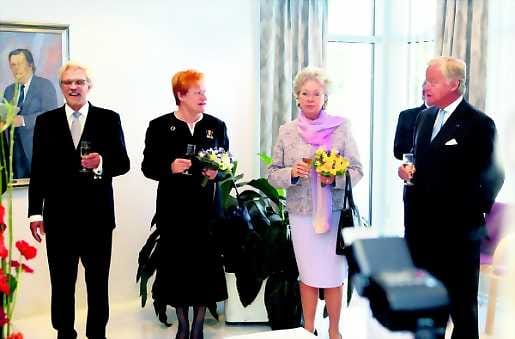 Valmis juhlaan Tohtori Pentti Arajärvi (vas.), tasavallan presidentti Tarja Halonen, prinsessa Christina ja suurlähettiläs Ulf Hjertonsson nostivat maljan ja juttelivat vanhoista kaupungeista ennen Madetojan salilla pidettyä Oulun 400-vuotisjuhlien pääjuhlaa.