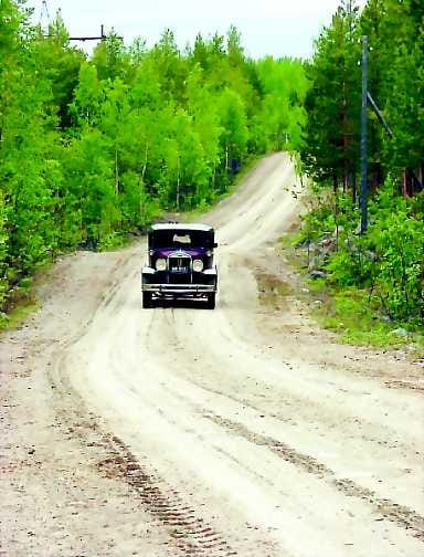 Vanhalla Petsamon tiellä. Muttei sentään 1929 Sohvin ohjaamana niin kuin Jari Järvelän kirjassa, alla on tässä vuoden 1930 mallinen auto ja vuosi on 2000.