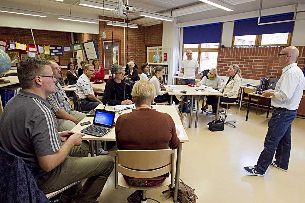 iTEC- hankkeen pedagoginen koordinoija Pasi Kurttila (oik.) kertoi 20 opettajalle normaalikoulun pilottimallista. Pilotoinnit ovat osa nelivuotista yhteiseurooppalaista iTec-hanketta, jossa keskitytään tulevaisuuden oppimaisemien suunnitteluun. Hankkeessa on mukana 15 Euroopan maan opetusministeriötä. Laajuudeltaan iTec on tähän asti suurin ja strategisesti merkittävin Euroopassa toteutettu opetuksen kehittämistä koskeva hanke.