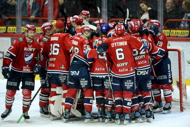 HIFK:n pelaajat juhlivat 2–1 -voittoa jääkiekon Liigan neljännesvälieräottelussa. Kuva: Mikko Stig/Lehtikuva
