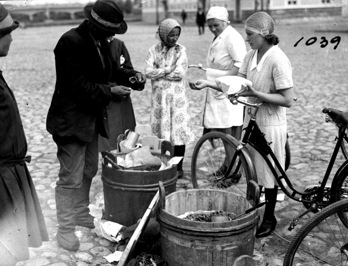 Vuonna 1931 hillaa kaupattiin Oulun torilla täyttä häkää.