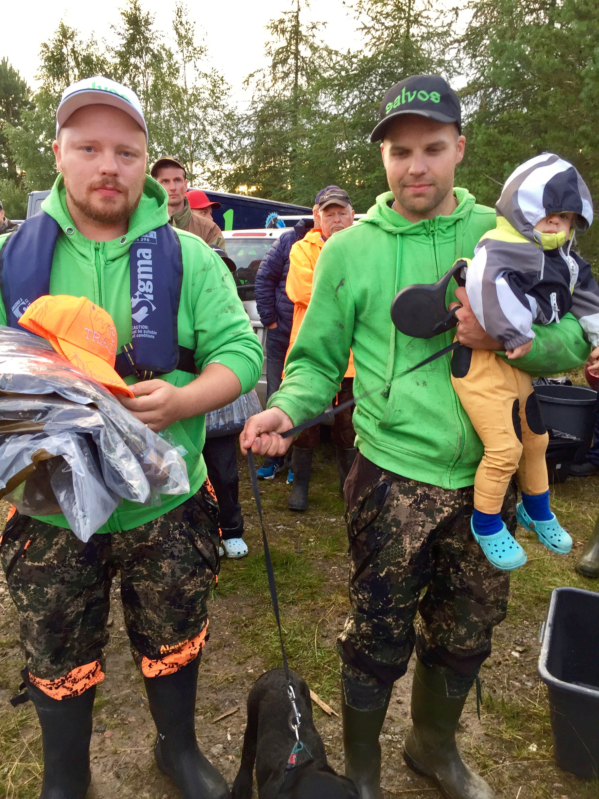 Palkintojen jaossa kokonaiskilpailussa kolmanneksi tulleet Team Pyhännän mopopojat Jarkko Kamula ja Jonne Koskelo, Jonnen sylissä poikansa Altti