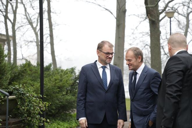 Pääministeri Juha Sipilä vastaanotti Irlannin pääministeri Leo Varadkarin Kesärannassa, pääministerin virka-asunnossa keskiviikkona aamupäivällä. Euroopan johtajien vierailut jatkuvat pitkin päivää. Viimeisenä Sipilää tulee tapaamaan Saksan liittokansleri Angela Merkel. KUVA: Arttu Laitala