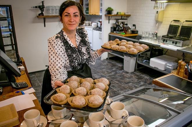Katja Mäntyniemen omistaman vohvelikahvilan tarjontaan kuuluu viisi suolaista ja seitsemän makeaa tuotetta. Yksi herkku ovat kookospallot. KUVA: JORMA HAVULA
