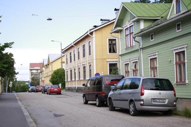 Poliisi etsi keltaisesta talosta henkilöä. KUVA: MARIA KARUVUORI
