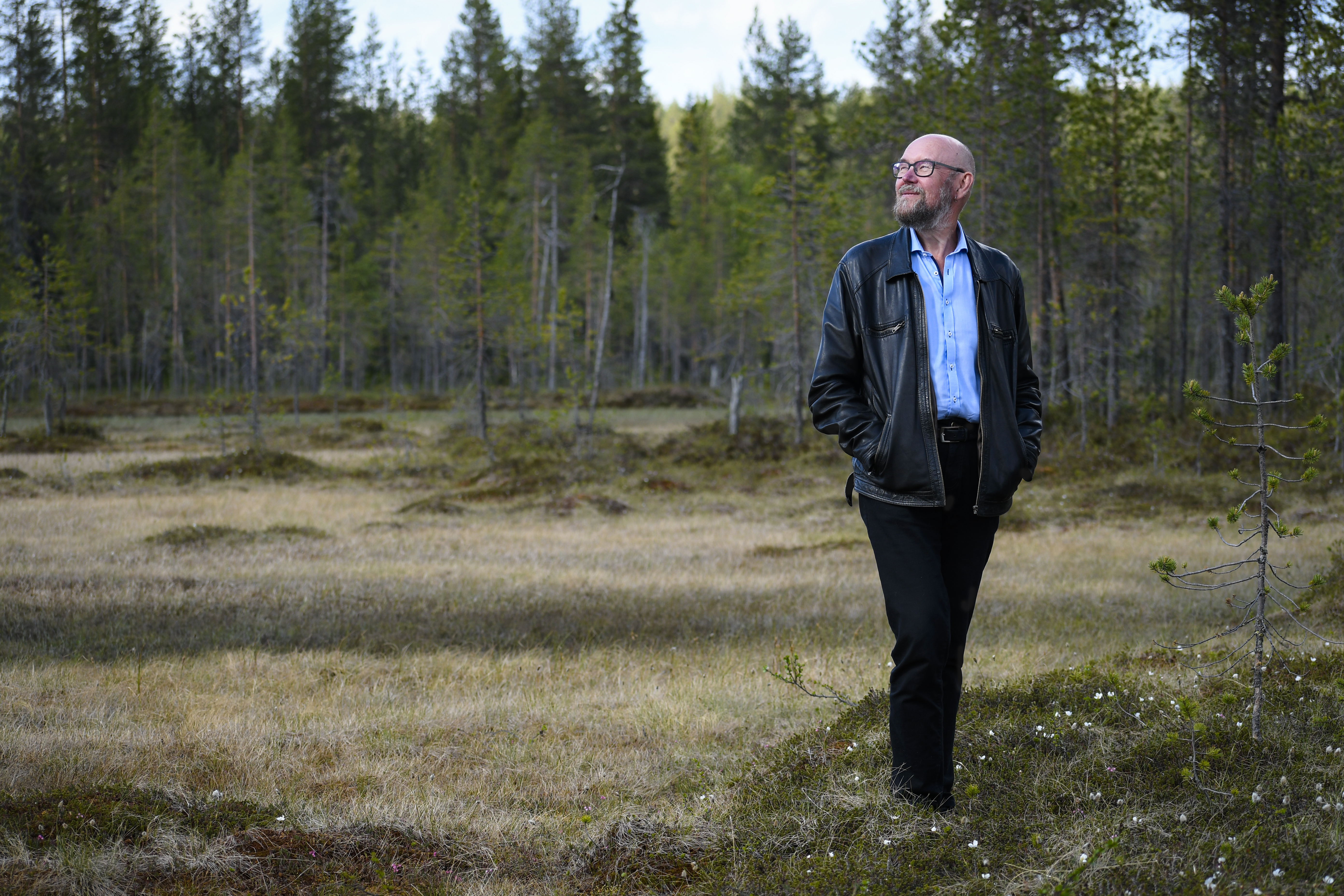 Tähtitieteilijän parta toipuu Rakel Liekin terävien saksien jäljiltä – Mutta mikä muuten niin leppoisaa miestä kiukuttaa kuusamolaisella suolla?
