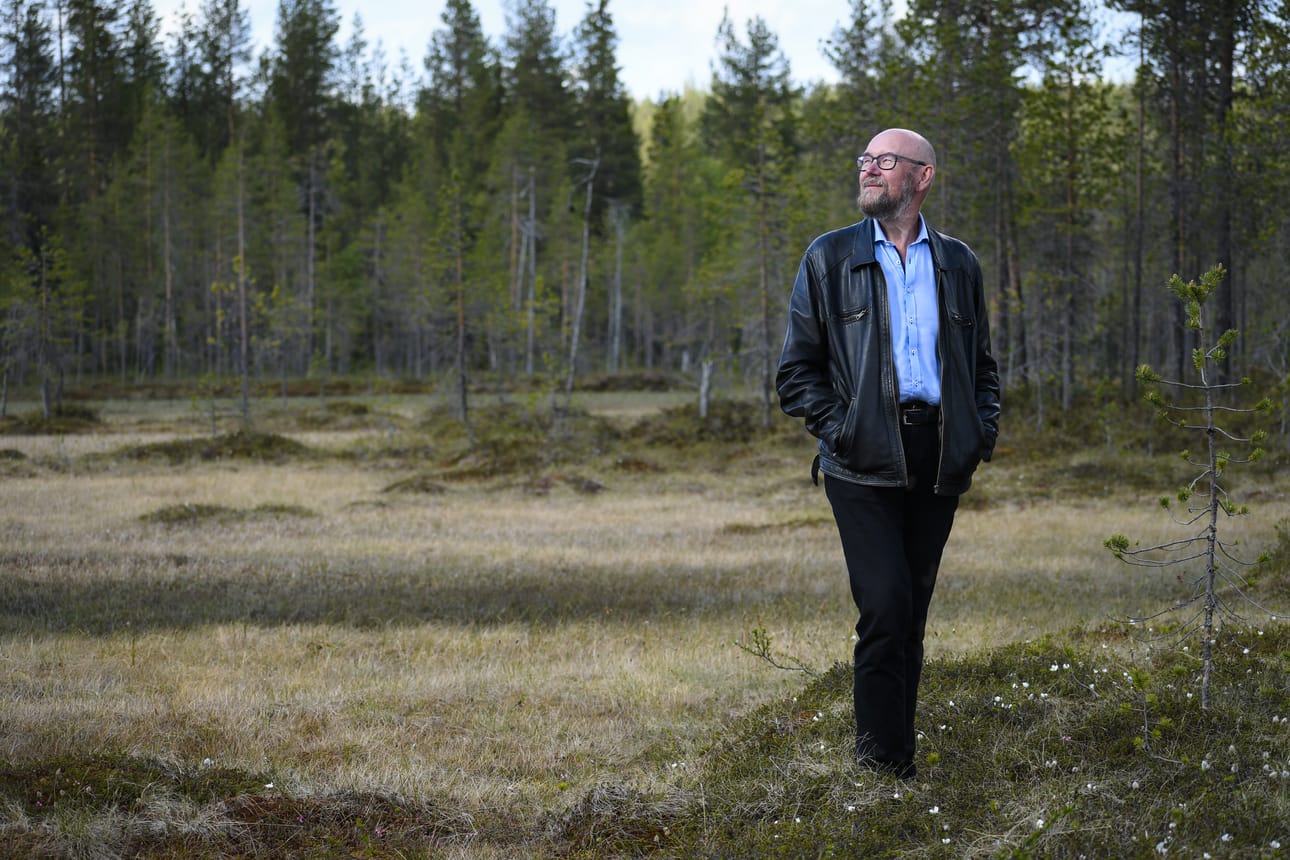 Istahdamme kuivalle mättäälle Joutsensuolla, Viitostien varressa. Kahtelemme muurahaisia ja puhumme ihmisen pienuudesta.