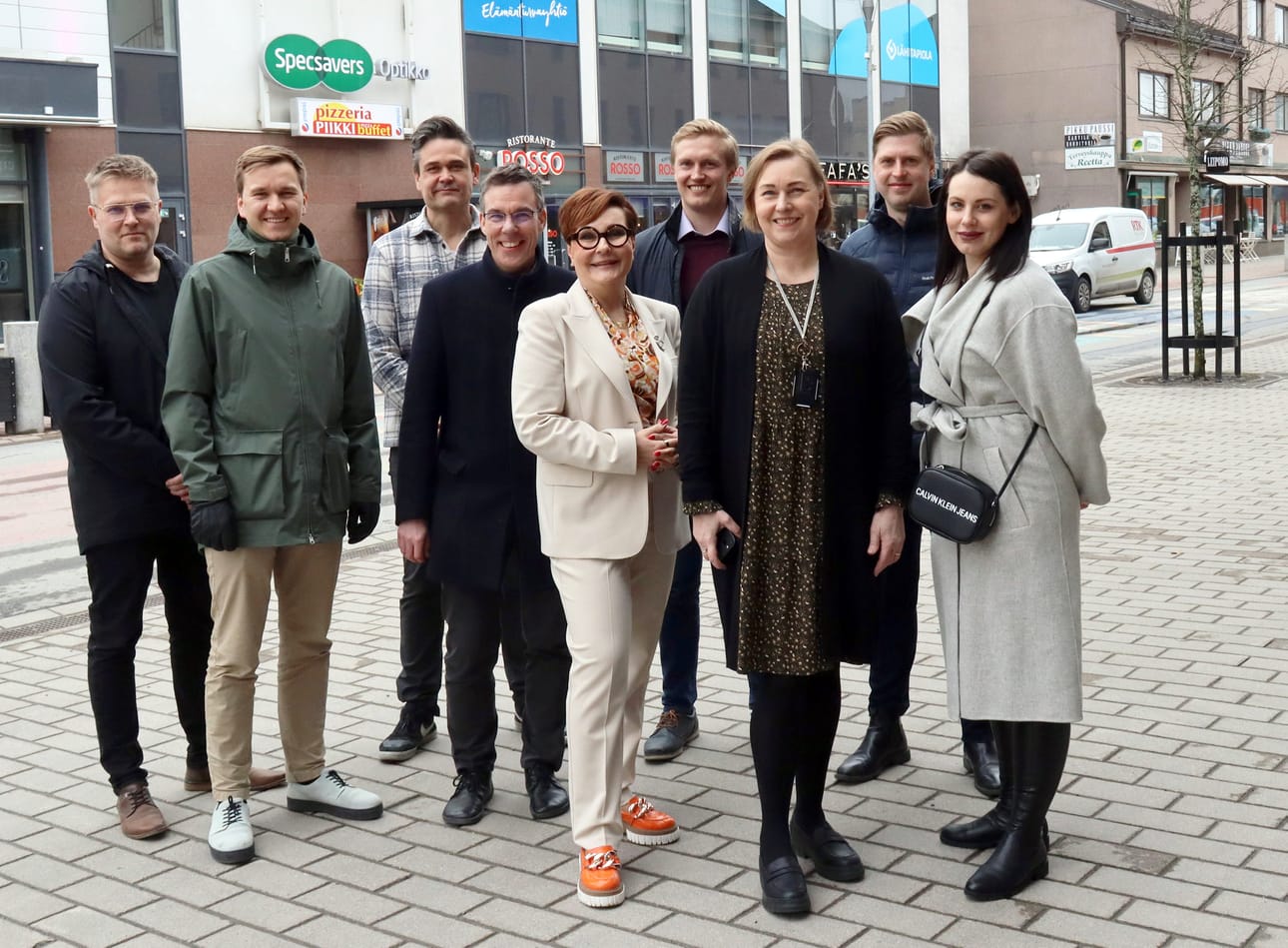 Yhteiskuvassa myyntipäällikkö Tuomas Keto, juristi Juho Lehtimäki, myyntipäällikkö Arto Pantsu, toimitusjohtajan sijainen Jussi-Pekka Kurikka, puheenjohtaja Anne Niemi, asianajaja Valtteri Vuorenmaa, markkinointi- ja viestintäjohtaja Sirpa Hakala-Ostensen, myyntipäällikkö Olli-Jussi Sariola sekä Etelä-Pohjanmaan nuorten yrittäjien verkostoryhmän puheenjohtaja Mariia Harjunheimo.
