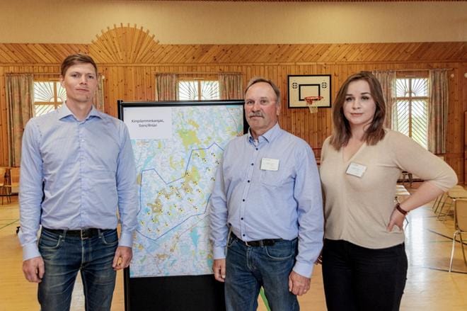Energiequelle Oy:n Kimpilamminkankaan tuulivoimahankkeesta kertoivat vuosi sitten kesäkuun lopulla Soinissa projektipäällikkö Atte Lohman (vasemmalla), maanvuokrausasiantuntija Tore Regnell ja nuorempi projektipäällikkö Reea Palonen. ARKISTOKUVA: AARRE LÖYTÖMÄKI