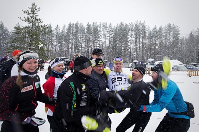 Johannes Vuorela toi Seinäjoen voittajana maaliin Etelä-Pohjanmaan ja Pohjanmaan hiihdon maakuntaviestissä. Maalissa hän pääsi kultatuoliin. KUVA: PAULA KASKIMAA