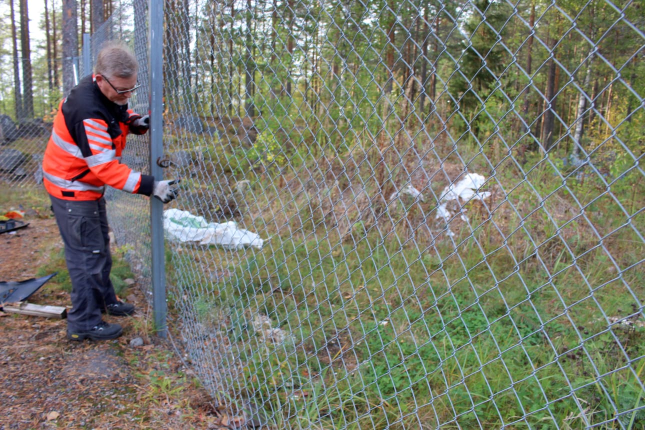 Vestian Rantsilan hyötyjätepiste on ollut toistuvasti ilkivallan kohteena. Aseman hoitaja Kari Turpeinen näyttää pururadan kulmalla olevaa paikkaa, josta aitaa on paikattu jo useaan otteeseen.