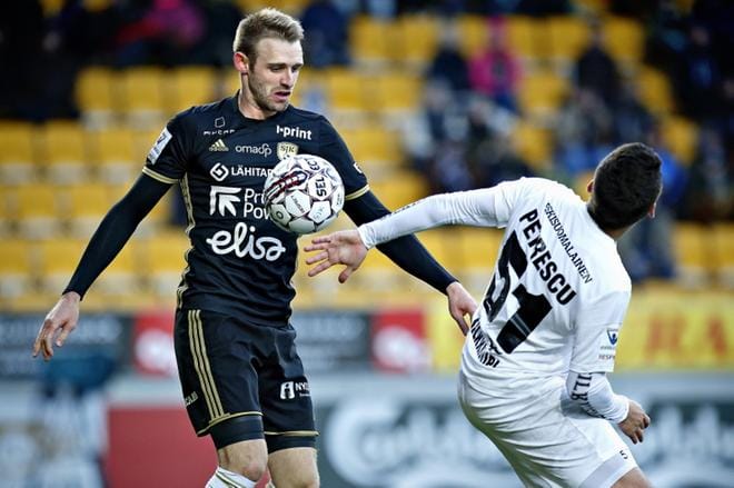 SJK:n Richard Dorman ja JJK:n Tomi Petrescu ottivat tiukasti yhteen. KUVA: TOMI KOSONEN