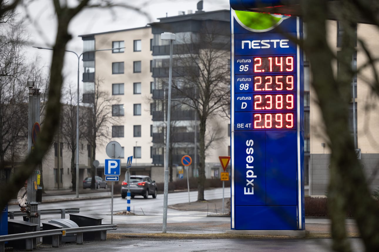 Lähi-idän sota alkaa näkyä polttoaineiden hinnassa. Vielä päästään reilulla kahdella eurolla, mutta kattoa on tuskin saavutettu.