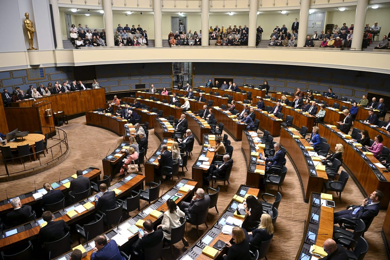 Ajankohtaiskeskustelussa kuullaan avainministereiltä alustuksia, joiden pohjalta keskustelua käydään. Keskustelua on peräänkuulutettu oppositiosta. LEHTIKUVA / Markku Ulander