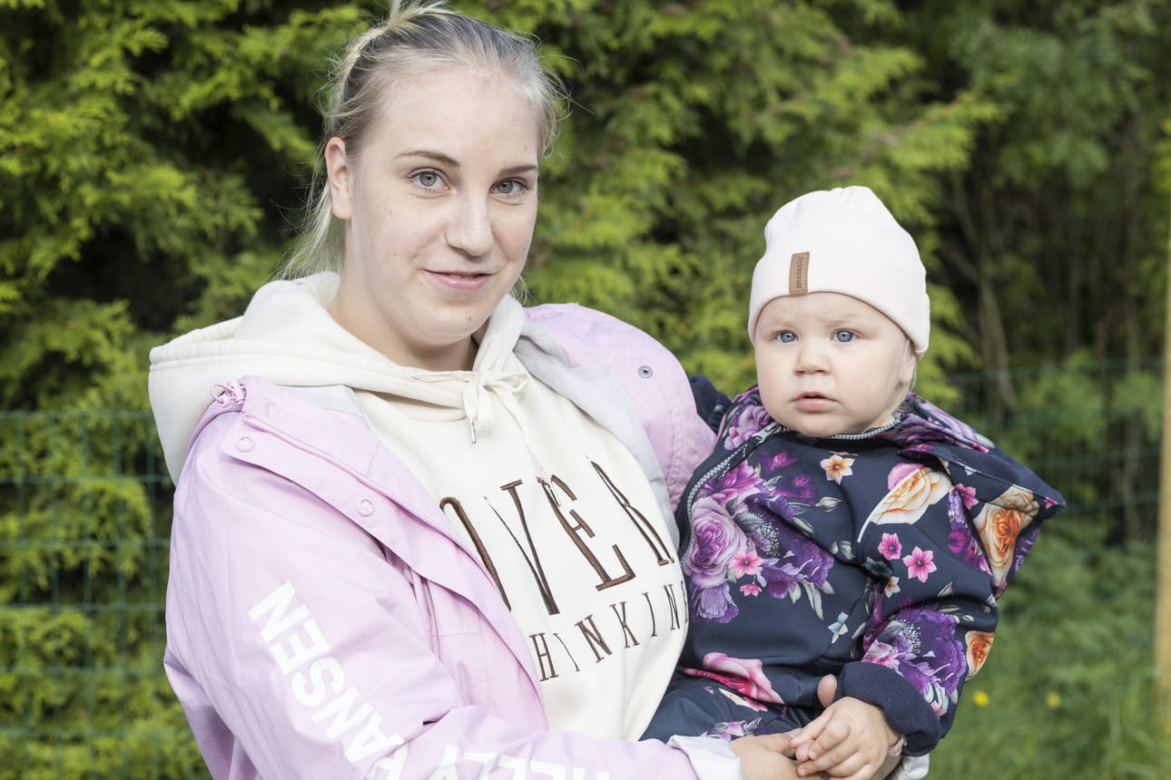 Neea Lehtimäki ei näe äitiyttä jääkiekkoilun esteeksi. – Ajankäyttö on järjestelykysymys, Lehtimäki tuumaa. Sylissään hänellä on tytär Nemi, joka on vuoden ja kaksi kuukautta.