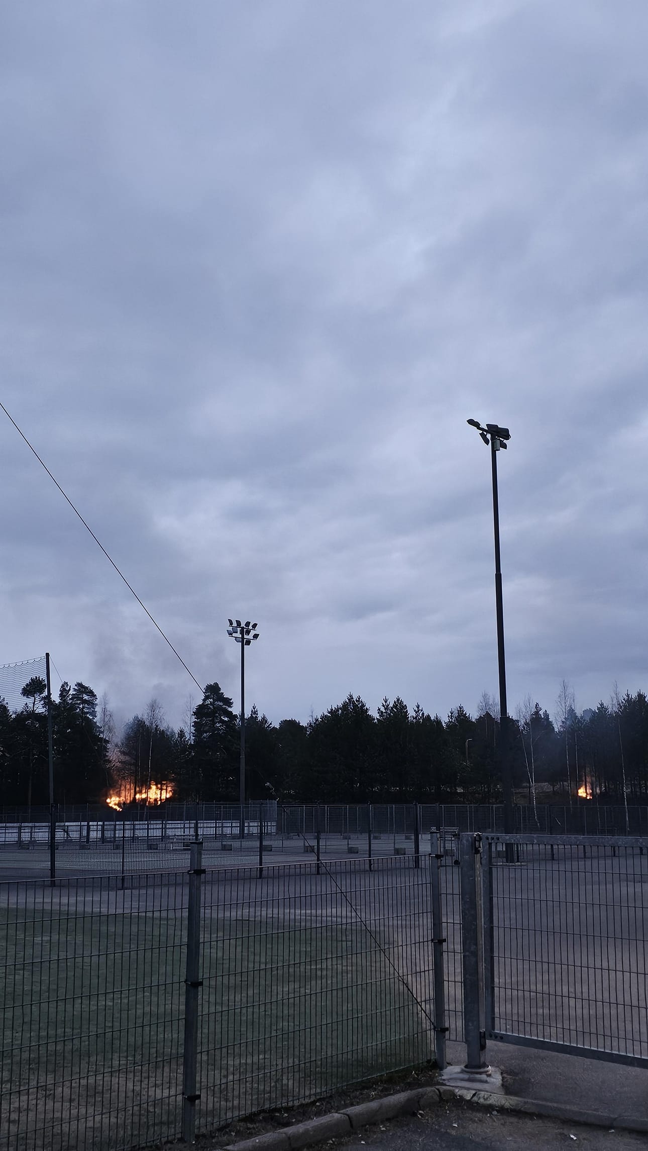 Tulipalot roihusivat kymmenien metrien etäisyydellä toisistaan.