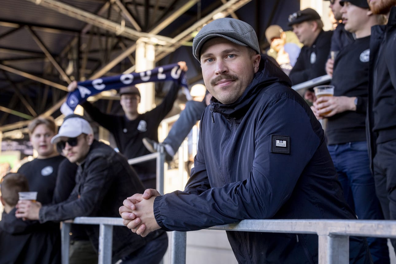 Tuomas Komulainen on iloinen, että AC Oulu kuunteli kannattajien toiveita. Kannattajaryhmän laulut kuuluvat uudella stadionilla päätykatsomosta.