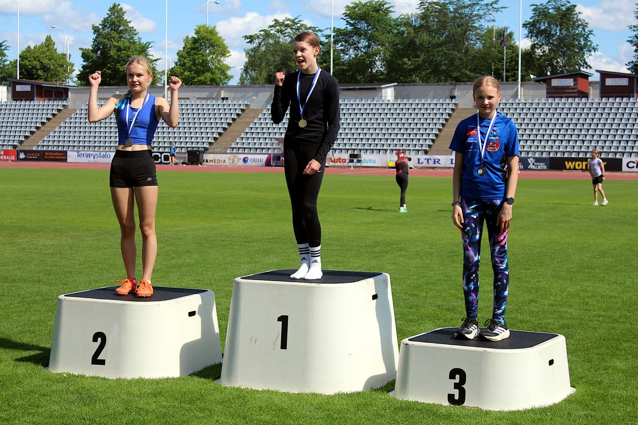 13-vuotiaiden tyttöjen pm-mitalistit Raatissa sunnuntaina: Pinja Tuomiranta (vas.), Viola Tuomas ja Viivi Makkonen.