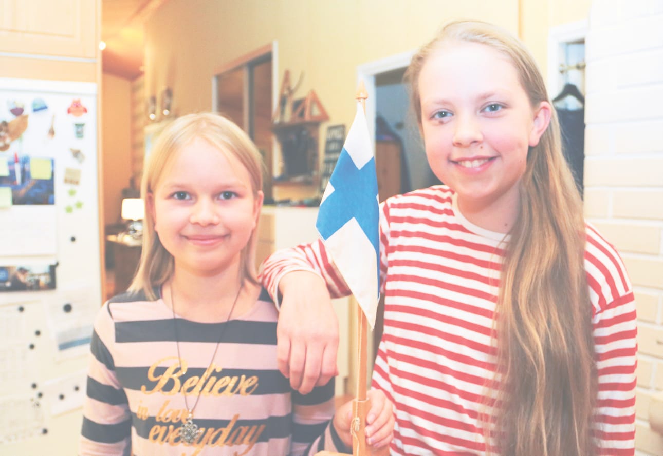Helmi Alasalmi ja Saara Kangastalo odottavat ensi viikon tiistaina pidettävää Suomen lasten itsenäisyyspäiväjuhlaa. Ohjelmaa on luvassa paljon.
