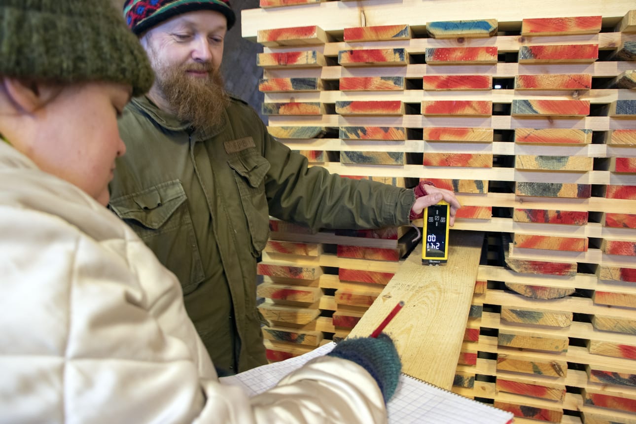 Puun kosteutta tarkkaillaan koko kuivatusjakson ajan parin viikon välein. Ylös merkitään myös vallitseva ilmankosteus ja -lämpötila. Hankosta avustamassa restaurointikisälli Piia Syri.