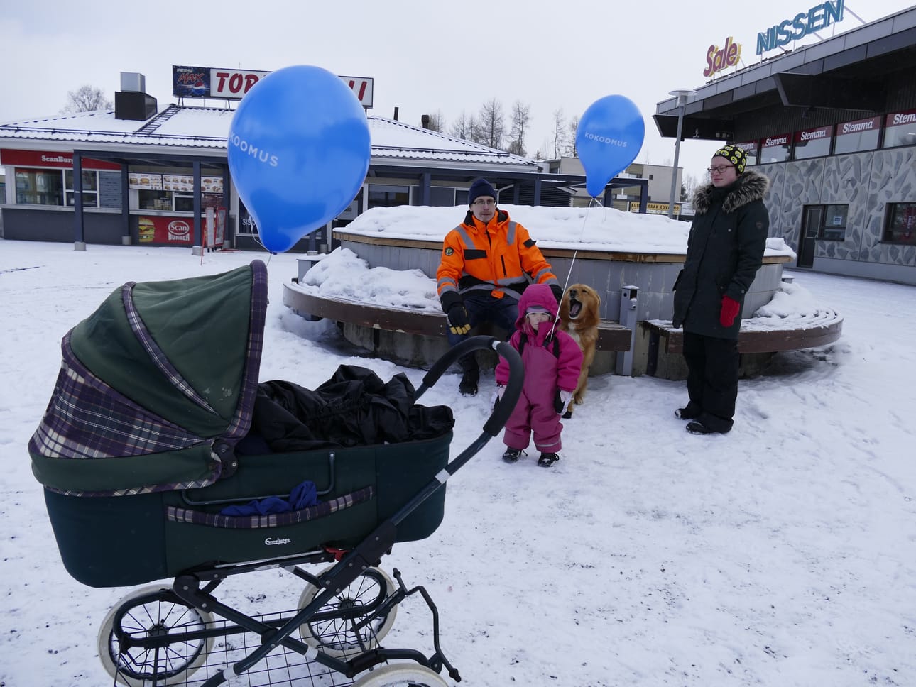 Aapo ja Jenni Määtän lapset saivat lauantaina torilta siniset ilmapallot.