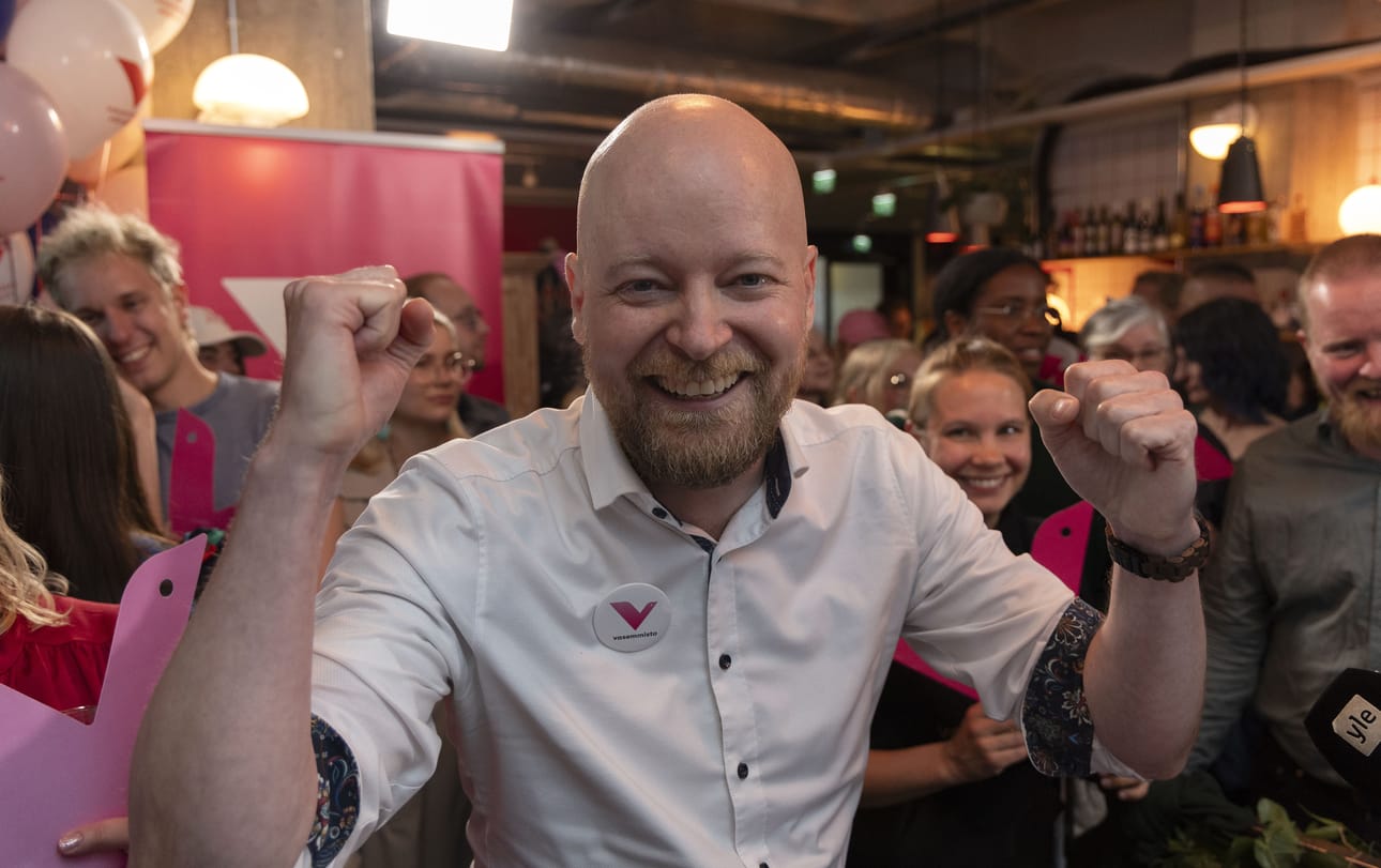 Jussi Saramo juhli meppipaikkaansa ja vasemmistoliiton historiallista vaalitulosta eurovaali-iltana. Hän muistutti, että rauhastakin saatetaan pian puhua. Kuva: MAURI RATILAINEN